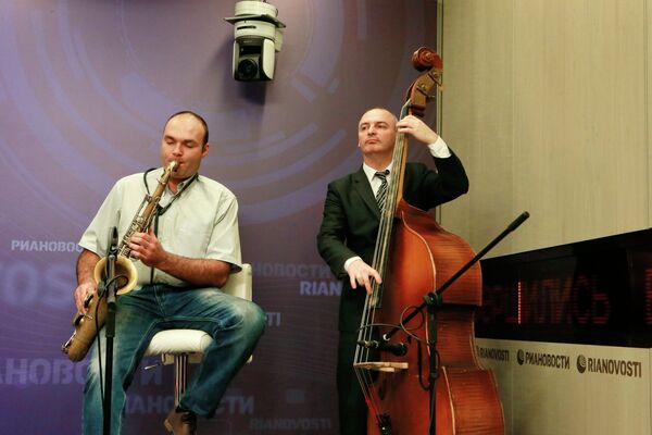 Serguéi Golovniá, director artístico del Partido Internacional de Jazz de Koktebel Festival (izquierda) - Sputnik Mundo