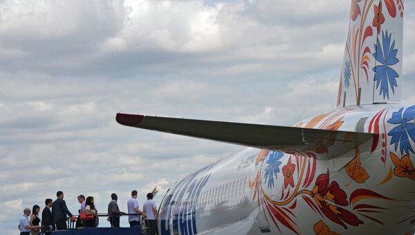 Un avión ruso Sukhoi Superjet 100 en el Salón Aeronáutico de Farnborough 2014 - Sputnik Mundo