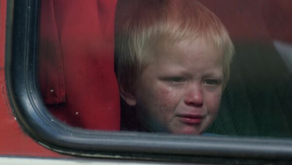 Un niño en el autobus con desplazados de Donetsk - Sputnik Mundo