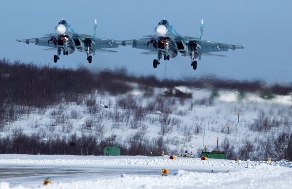 Cazas Su-33 279 en el aeródromo  Severomorsk 3, tras un vuelo de instrucción y entrenamiento. - Sputnik Mundo