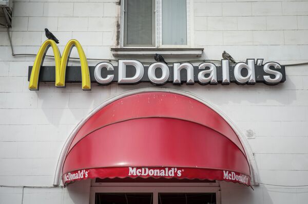Tribunal de Krasnodar impone a McDonald's una multa por infracciones administrativas - Sputnik Mundo