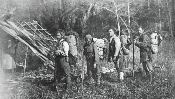 El científico ruso V.K. Arseniev, Investigador del Lejano Oriente (a la izquierda) y el conocido cazador y traductor Derzu Uzala (a su lado) en un campamento de la taiga de Ussuríisk - Sputnik Mundo