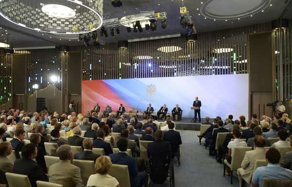 Vladímir Putin, presidente de Rusia, en su encuentro con grupos parlamentarios en Crimea - Sputnik Mundo