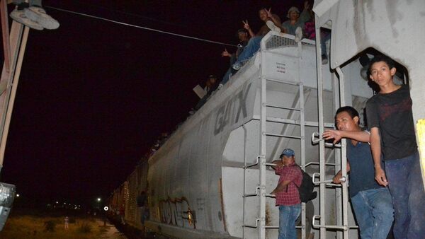 Migrantes esperan la partida del tren de carga en Ixtepec, estado mexicano de Oaxaca - Sputnik Mundo