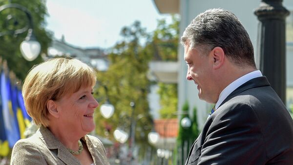 Canciller de Alemania, Angela Merkel y presidente de Ucrania, Petró Poroshenko - Sputnik Mundo
