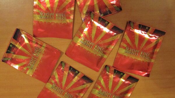 Narcopolicias rusos confiscan 700 kilos de drogas artificiales para fumar - Sputnik Mundo