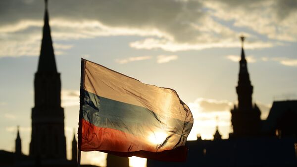 Bandera de Rusia frente a la Plaza Roja - Sputnik Mundo