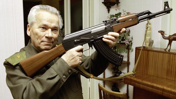 Mijaíl Kaláshnikov, diseñador del fusil de asalto AK-47 (Archivo) - Sputnik Mundo