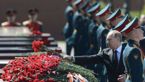 Владимир Путин во время церемонии возложения цветов городам-героям у Вечного огня - Sputnik Mundo