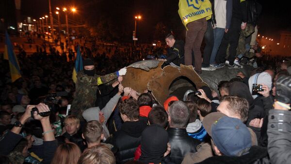 Grupo de radicales derriba el monumento a Lenin en Járkov - Sputnik Mundo