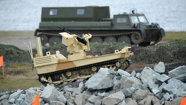 Robot de combate armado con la ametralladora de Kord a la feria Russia Arms Expo - 2013 (Archivo) - Sputnik Mundo