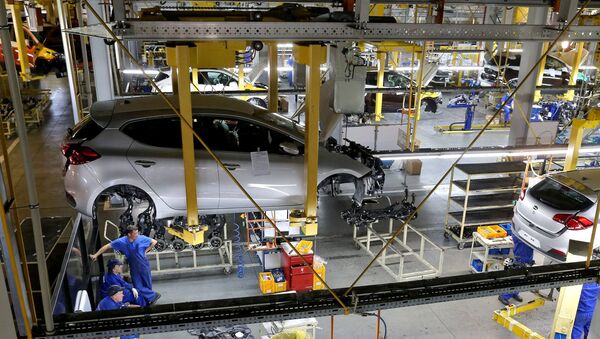 La producción de automóviles en Rusia caerá un 20% este año debido a las sanciones - Sputnik Mundo