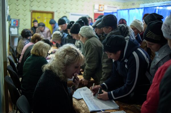 Prolongan por una hora la votación en las elecciones en Lugansk - Sputnik Mundo