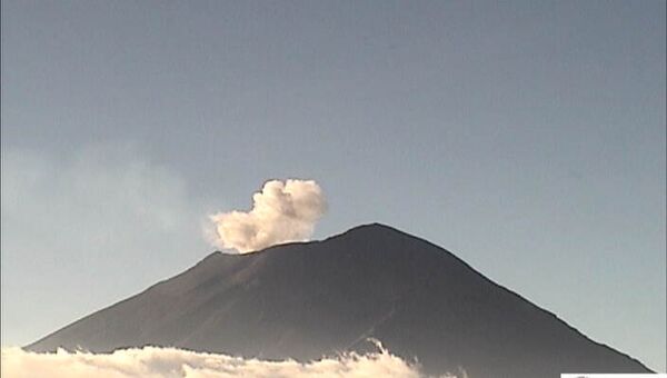 Volcán Popocatépetl de México registra exhalaciones y un derrumbe cerca del cráter - Sputnik Mundo
