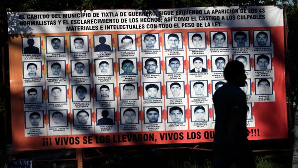 Плакат с фотографиями 43 пропавших студентов педагогического колледжа в Мексике, 6 ноября 2014 - Sputnik Mundo