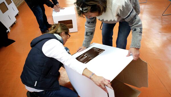 Voluntarios montando una urna durante la consulta del 9N (archivo) - Sputnik Mundo