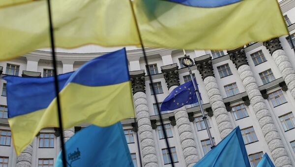 Ukrainian national flags, flags of Ukrainian trade unions and EU flag are seen during a mass rally in front of the Ukrainian cabinet of ministers building in Kiev October 15, 2014 - Sputnik Mundo