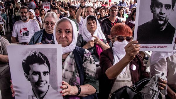 Gente con las fotos de los desaparecidos durante la dictadura militar en Brasil - Sputnik Mundo