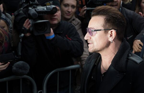 Cantante de U2, Bono, llega para la grabación de nueva versión de la canción de Band Aid 30 - Sputnik Mundo