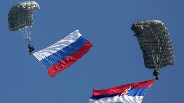 Paracaidistas con las banderas de Rusia y Serbia (archivo) - Sputnik Mundo