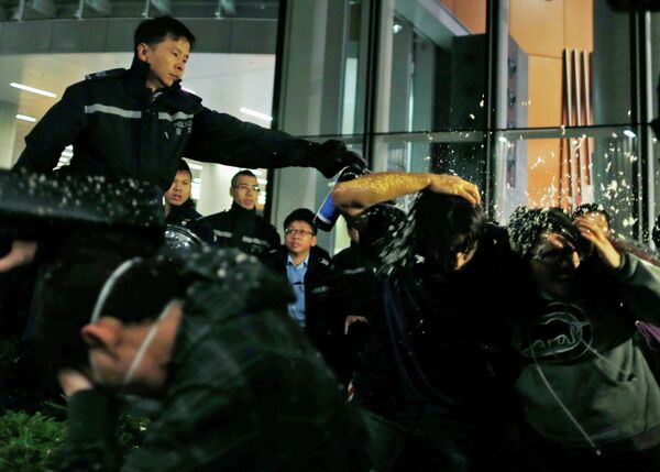 Graves enfrentamientos en Hong Kong al intentar los estudiantes entrar en el Parlamento - Sputnik Mundo
