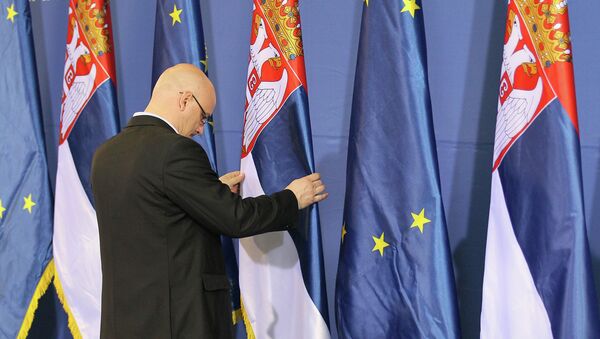 Banderas de Serbia y UE - Sputnik Mundo