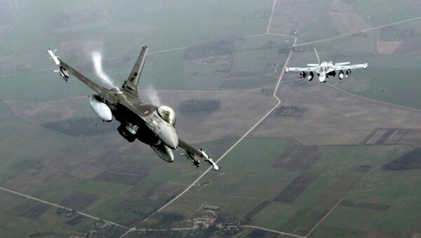 Cazas de Otan F-16 y CF-18 patrullan el espacio aéreo Báltico - Sputnik Mundo