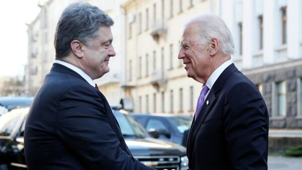 Presidente de Ucrania Petró Poroshenko, y vicepresidente de EEUU Joe Biden (Archivo) - Sputnik Mundo