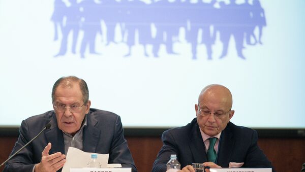 Serguéi Lavrov, ministro ruso de Asuntos Exteriores (a la izquierda) - Sputnik Mundo
