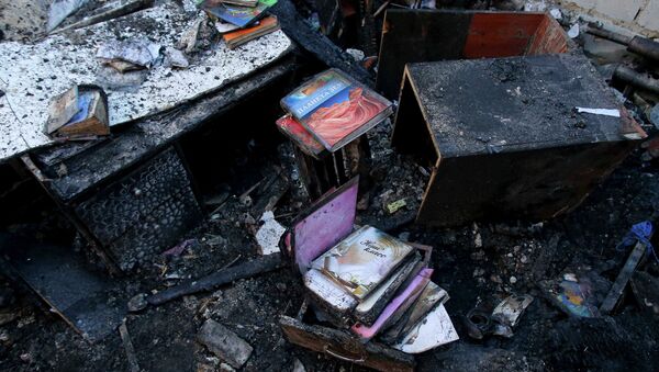 Libros para niños en la casa, dañada por los disparos de Donetsk - Sputnik Mundo
