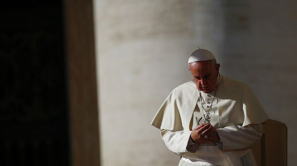 Papa Francisco llamó por teléfono a una víctima de abusos sexuales y le pidió disculpas - Sputnik Mundo