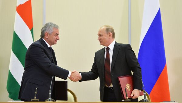 Presidente de Rusia, Vladímir Putin y presidente de Abjasia, Raúl Jadzhimba, 24 de noviembre, 2014 - Sputnik Mundo