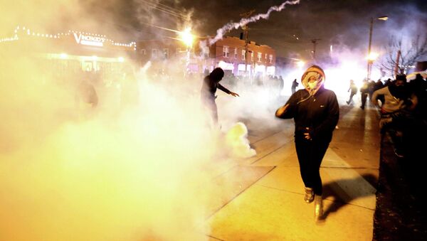 Disturbios en EEUU tras el fallo del tribunal sobre el caso del asesinato en Ferguson - Sputnik Mundo