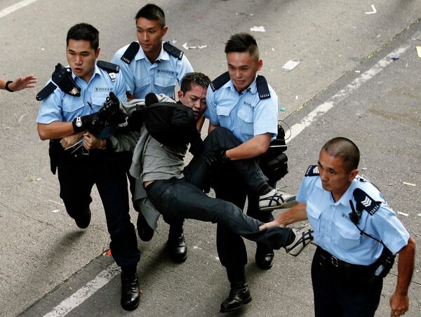 Enfrentamientos entre manifestantes y policía en Hong Kong - Sputnik Mundo