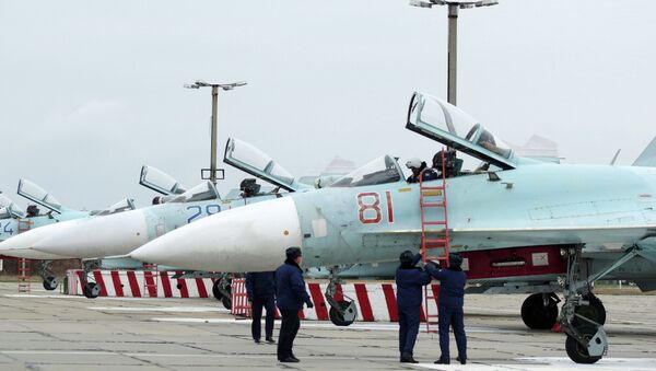 Самолеты Су-27 СМ, прибывшие в расположение 62-го истребительного авиаполка 27-й смешанной авиадивизии ВВС России, базирующийся на аэродроме Бельбек под Севастополем - Sputnik Mundo