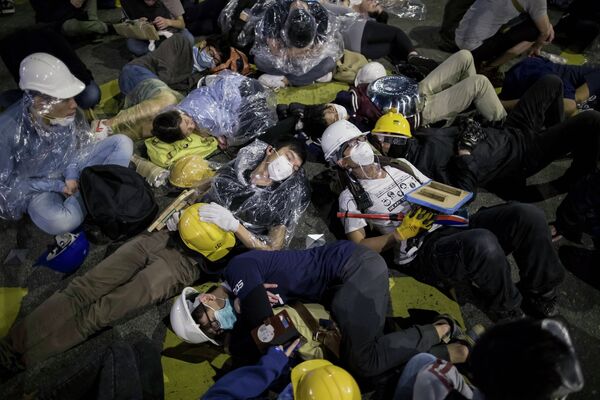 Cuarenta detenidos tras una noche de caos en Hong Kong - Sputnik Mundo