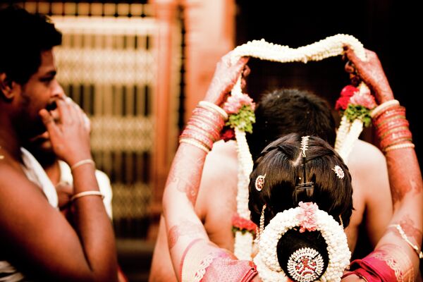 Un empresario indio financia la boda simultánea de 111 mujeres huérfanas - Sputnik Mundo