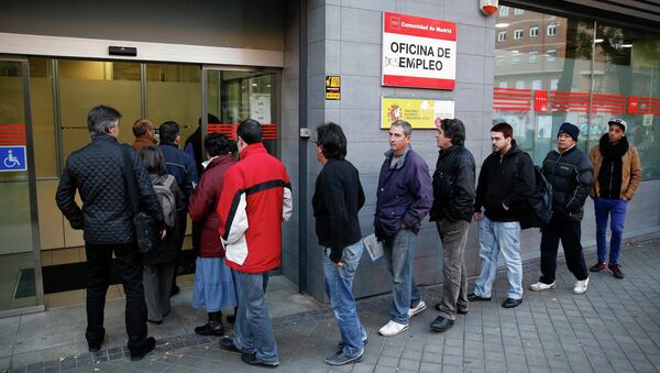 People enter a government-run employment office in Madrid, December 2, 2014 - Sputnik Mundo