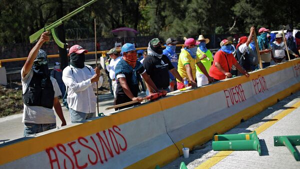 Ocho civiles y seis policías heridos en disturbios en Guerrero, al sur de México - Sputnik Mundo
