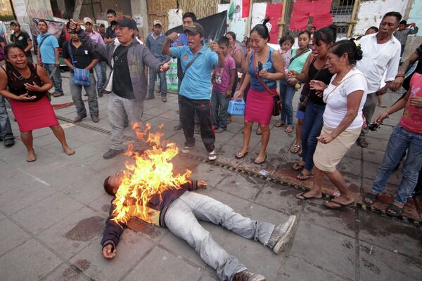 Un campesino se prende fuego a lo bonzo en el sureste de México - Sputnik Mundo