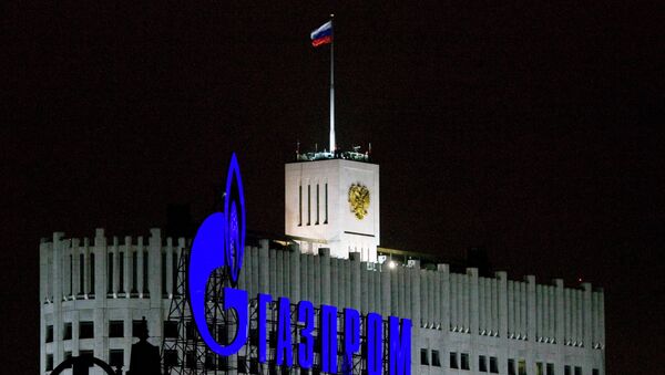 Logo de Gazprom frente al Gobierno de Rusia - Sputnik Mundo