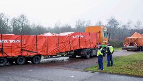 Llegan a la base aérea holandesa los primeros camiones con fragmentos del MH17 - Sputnik Mundo